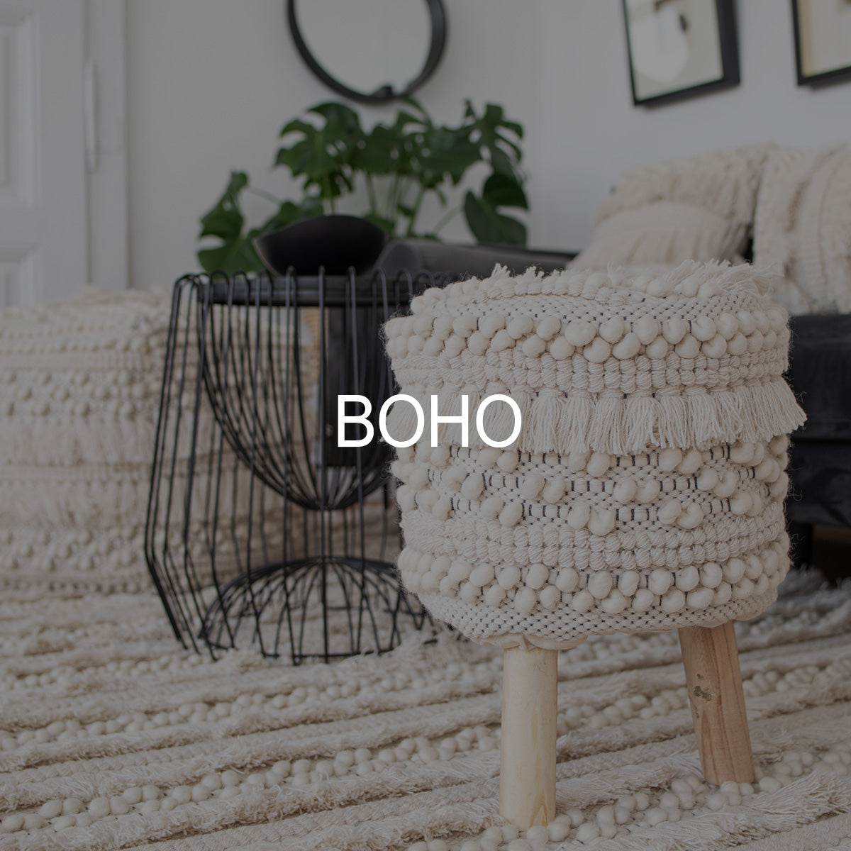 Zur Boho-Kollektion mit natürlichen Möbeln und Deko