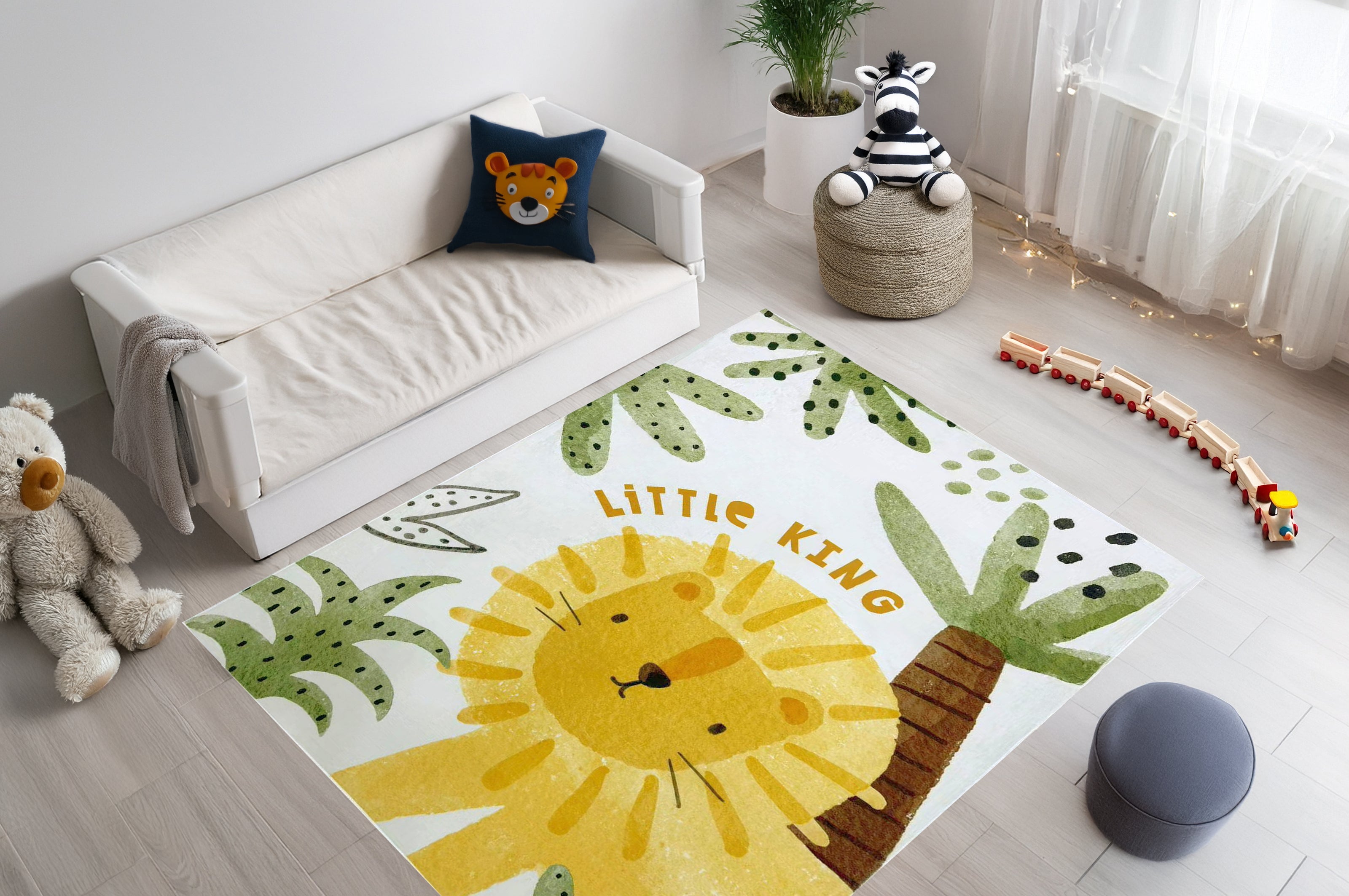Neuer Kurzflor Kinderteppich Wonder 127 aus Polyester mit gelben kindlichem Löwen Motiv und Palmen, mit Schriftzug Little King.