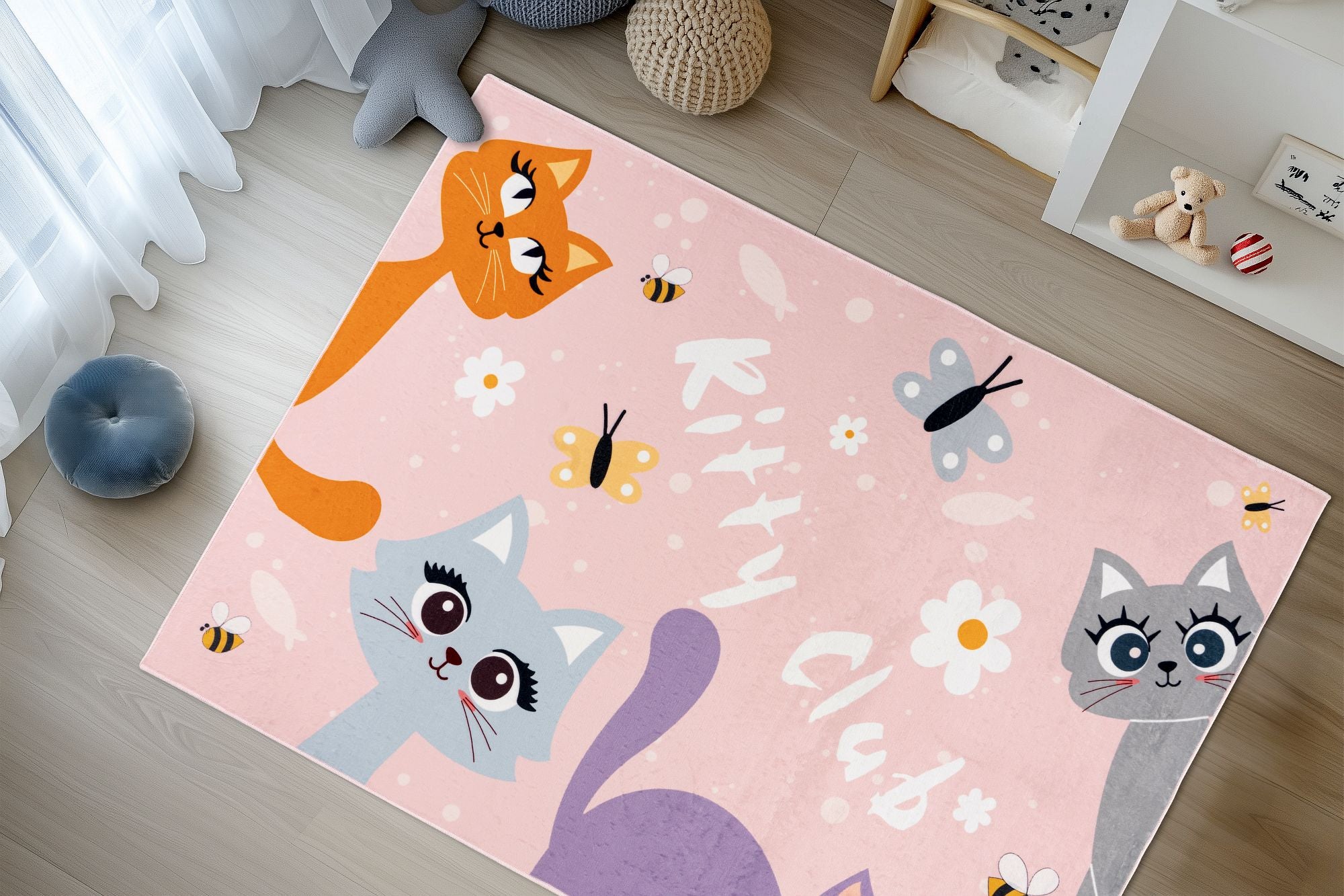 Neuer Kurzflor Kinderteppich Wonder 129 aus Polyester in sanften Rosa mit bunten kindlichen Katzen, mit Schriftzug Kitty Club.