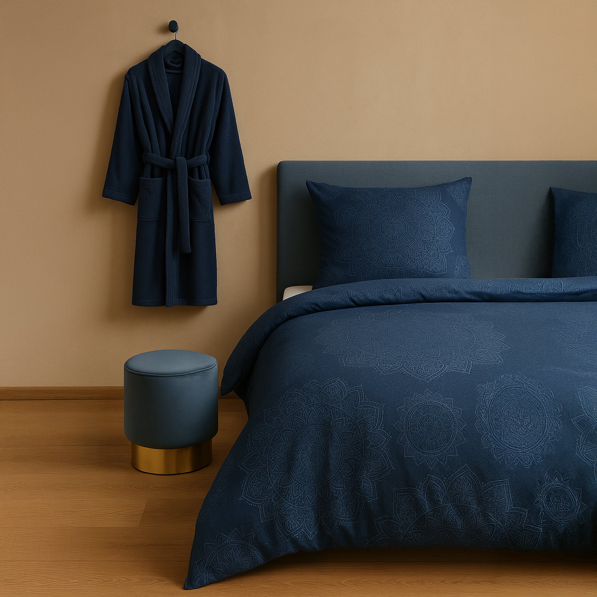 Bett mit blauer Bettwäsche Medley 125 mit einem blauen Bademantel Carla 125 und einem blauen Hocker Nona in einem Schlafzimmer.