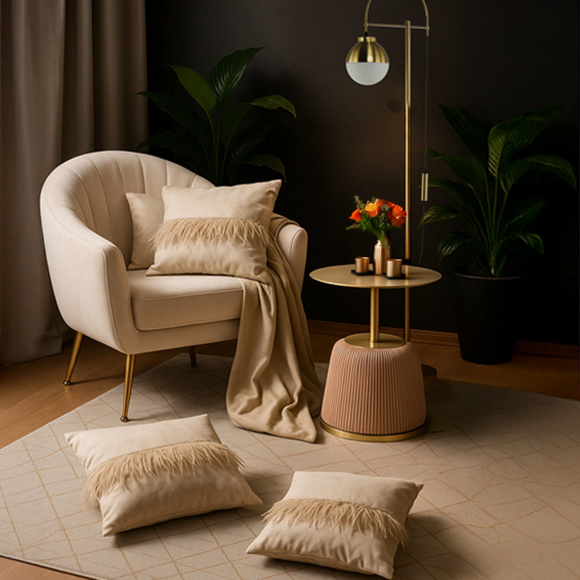 Gestellte Einrichtung mit abgestimmten Möbeln in Gold, Beige und Rosa. Stehlampe im Hintergrund, davor ein Beistelltisch aus Metall mit einem Sessel aus Samt in Beige. Zu den Produkten